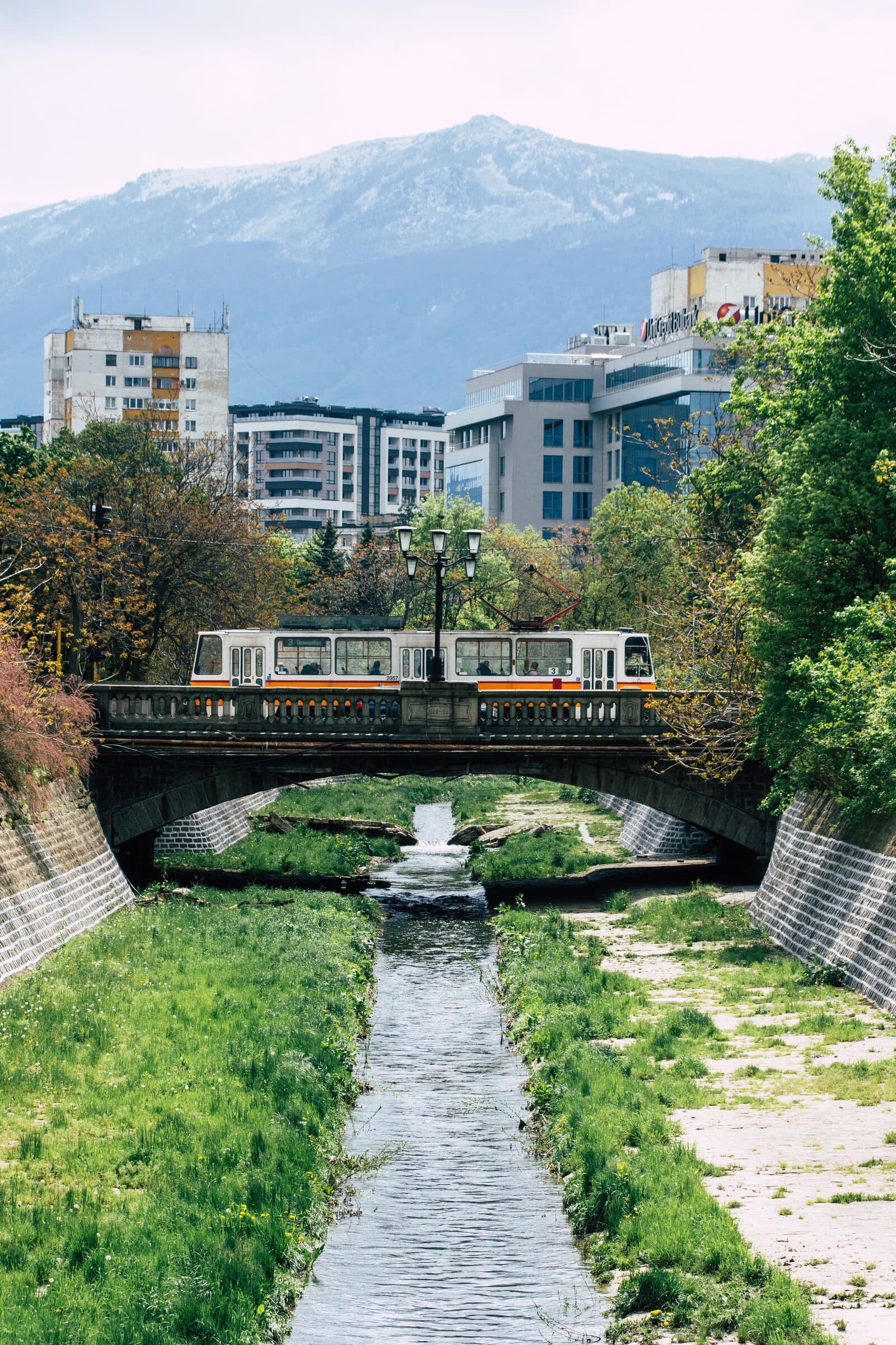 Sofia — tramway sur le pont, mont Vitosha en arrière-plan